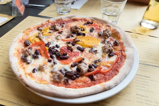 Poznaj dokładną kaloryczność dużej pizzy - ile możesz zjeść bez wyrzutów?