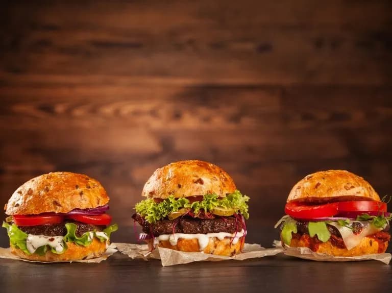 Prawda o hamburgerach: ile kalorii ma ten popularny fast food - fakty