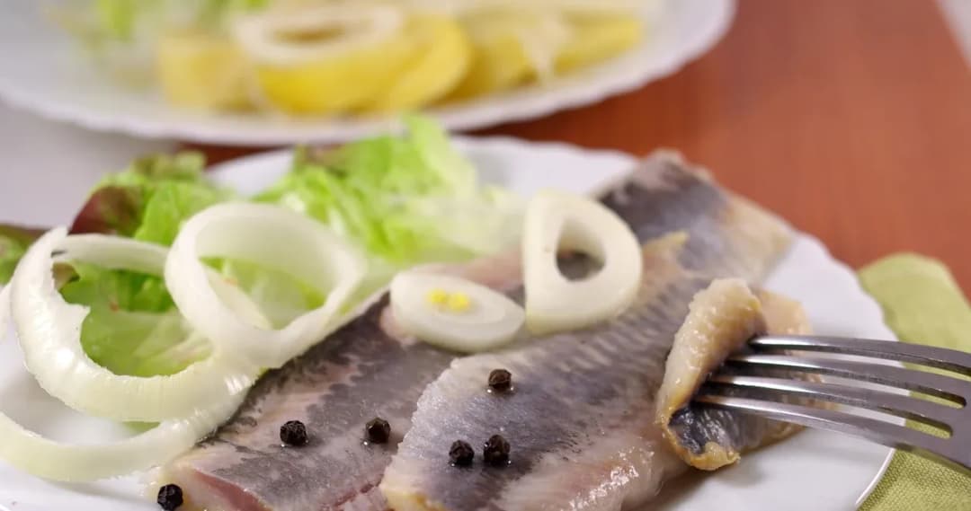 Ile kalorii mają śledzie w oleju: prawdziwe wartości kaloryczne różnych marek