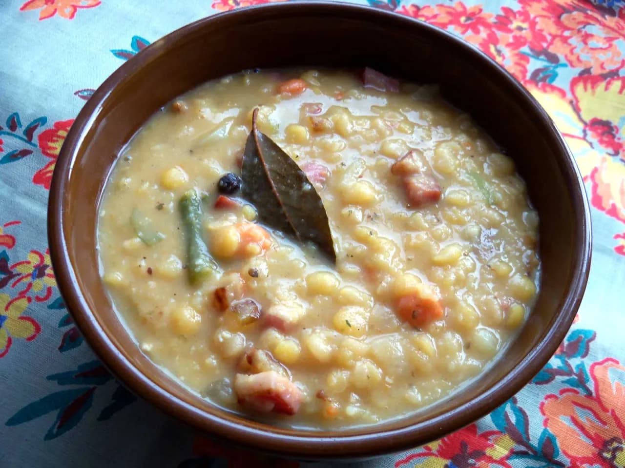 Ile kalorii ma grochówka - poznaj kaloryczność wszystkich składników