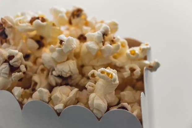Ile kalorii ma popcorn z mikrofali - poznaj różnice między rodzajami