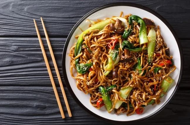 Ile kalorii ma pad thai - wartości energetyczne i wpływ na dietę 2025
