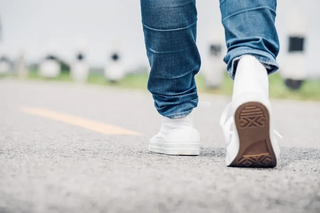 Spacer na 4 km - poznaj prawdziwą liczbę spalonych kalorii w 2025