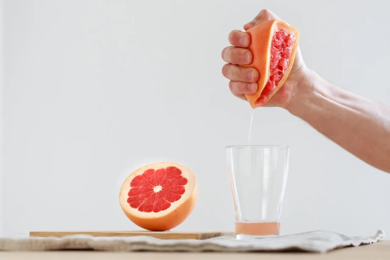 Czy grejpfrut obniża cholesterol? Jak ten owoc wspiera zdrowie serca