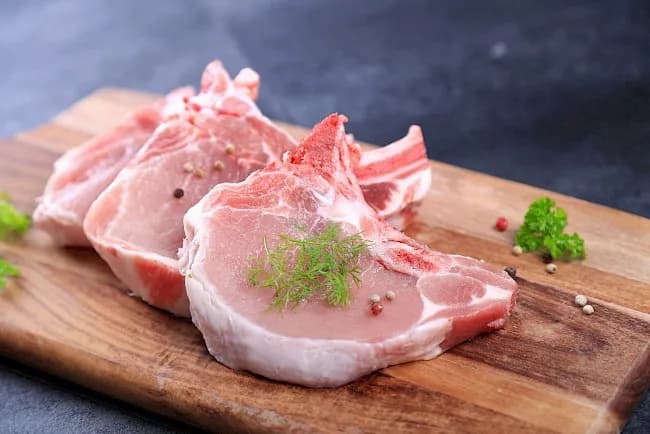 Poznaj dokładną kaloryczność mięsa wieprzowego - wartości dla każdego kawałka