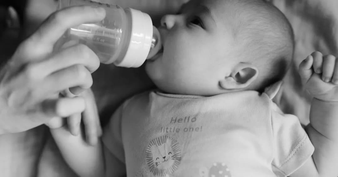 Wzdęcia u noworodka: 5 najczęstszych przyczyn i rozwiązań